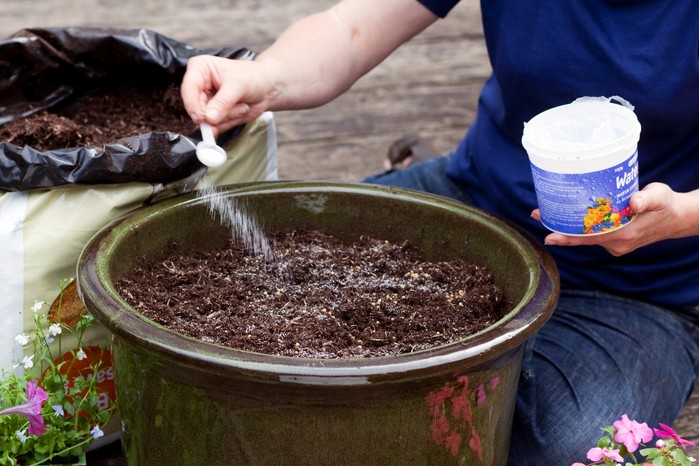 How to water your plants - using water-retaining granules