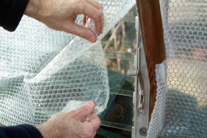 Insulating the greenhouse with bubblewrap Insulating the greenhouse with bubblewrap